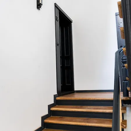 Old Town Chic By Bookinghost *