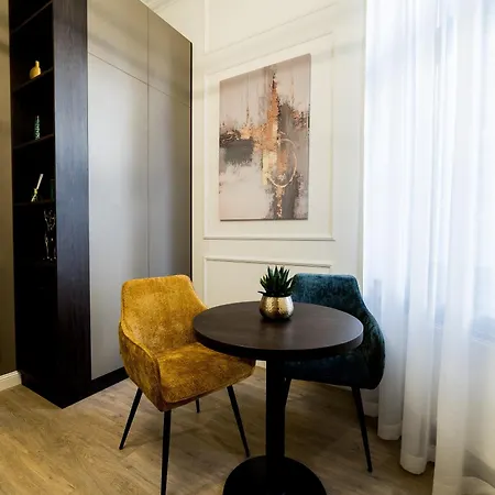 Old Town Chic Apartment *